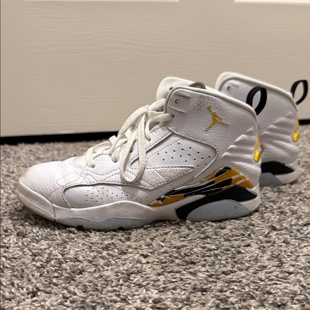 Nike JORDAN MVP white/yellow/ochre BIG kids size 3
